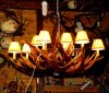 люстра из рогов для охотничьего интерьера