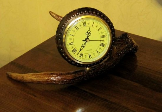 nastolnye-chasy-iz-malenkogo-losinogo-roga.3