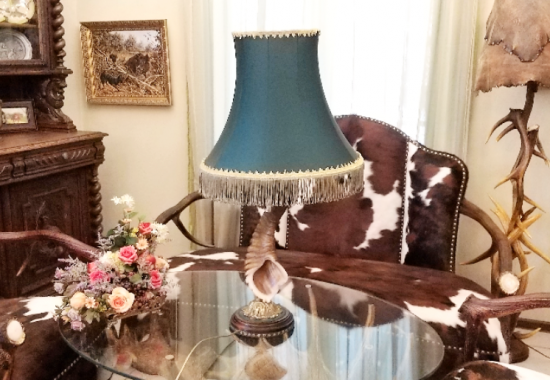 lampa-nastolnaya-iz-roga-arkhara